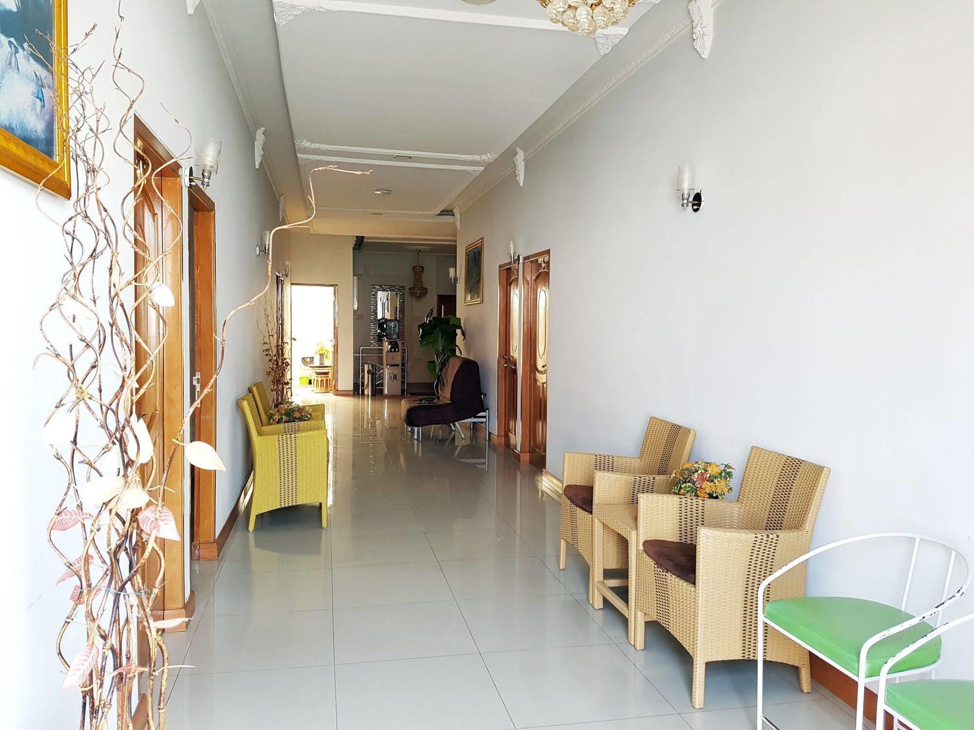 เรอเน โฮเต็ล Hotel ยอกยาการ์ตา ภายนอก รูปภาพ